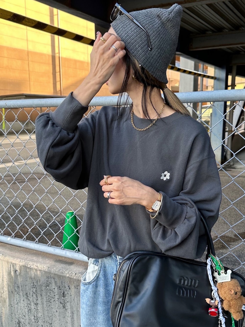 「Ungrid、スウェットコーデ、デニムコーデ、パンプス×靴下、ビーニー、詳細はInstagram」｜「Ungridのリブ編みニット帽（ニットキャップ/ビーニー、グレー系）」を使った、amoriaさん（レディース・152cm）の秋コーディネートの2枚目の写真