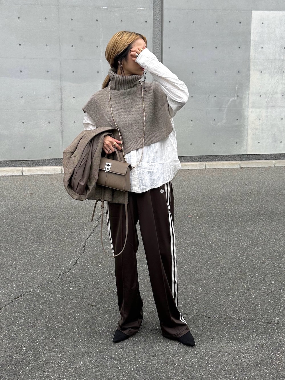 ブラウン系のその他パンツ、ブラウン系のテーラードジャケットを着用したレディースの秋コーディネートの5枚目の写真