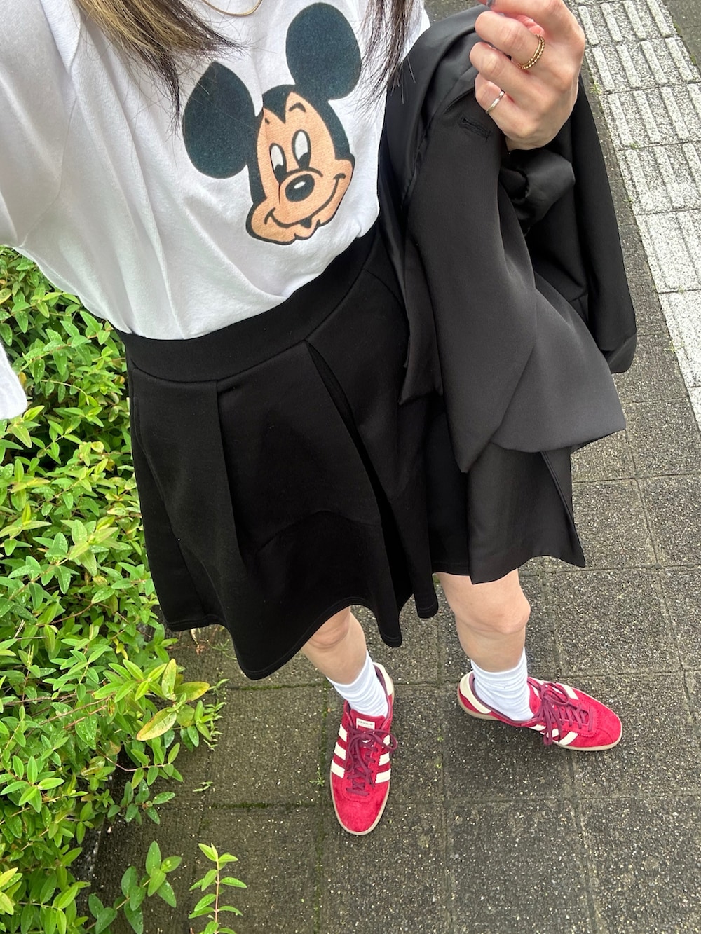 ブラック系のその他パンツ、ホワイト系のTシャツ/カットソーを着用したレディースの春コーディネートの3枚目の写真