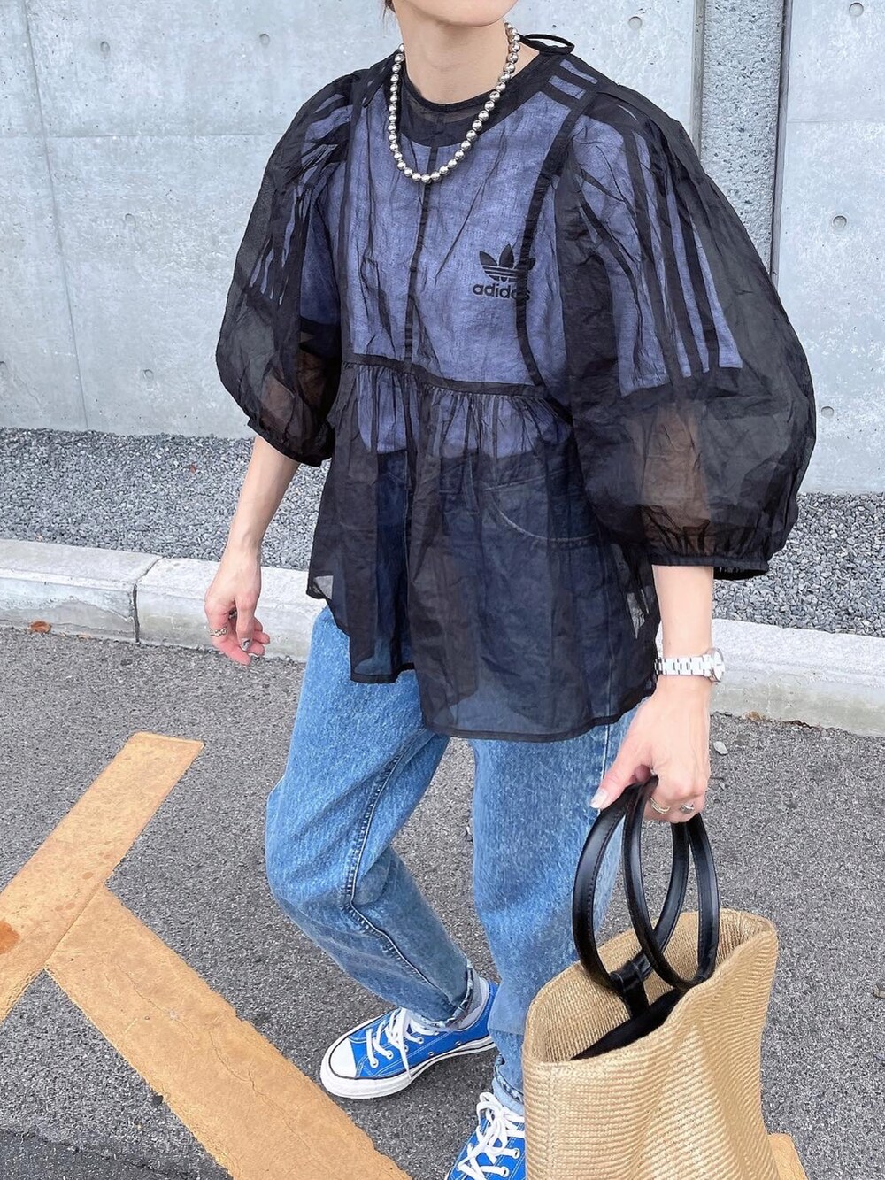 ブラック系のシャツ/ブラウス、ホワイト系のTシャツ/カットソーを着用したレディースの夏コーディネートの2枚目の写真