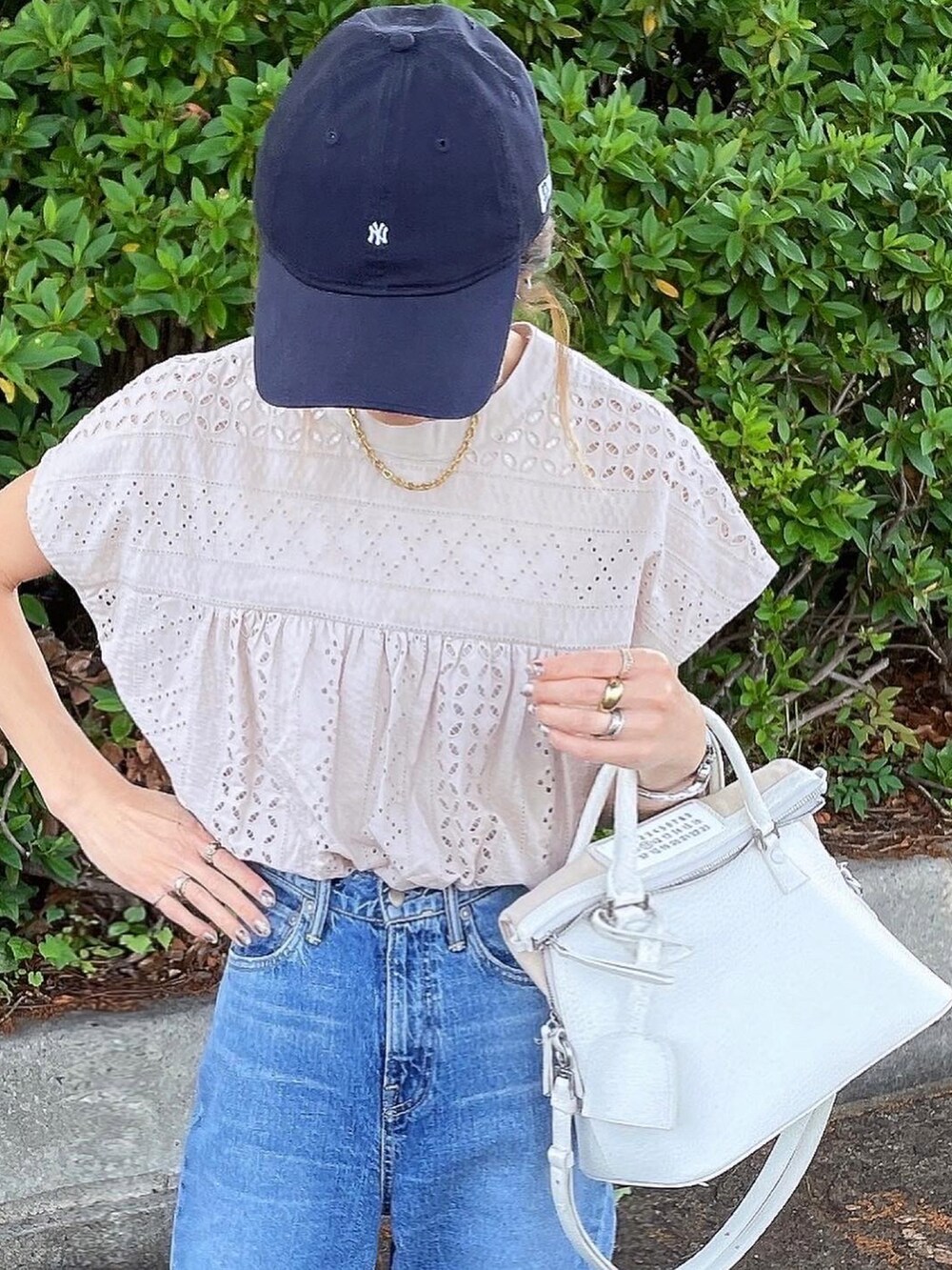 グレー系のシャツ/ブラウスを着用したレディースの春コーディネートの2枚目の写真