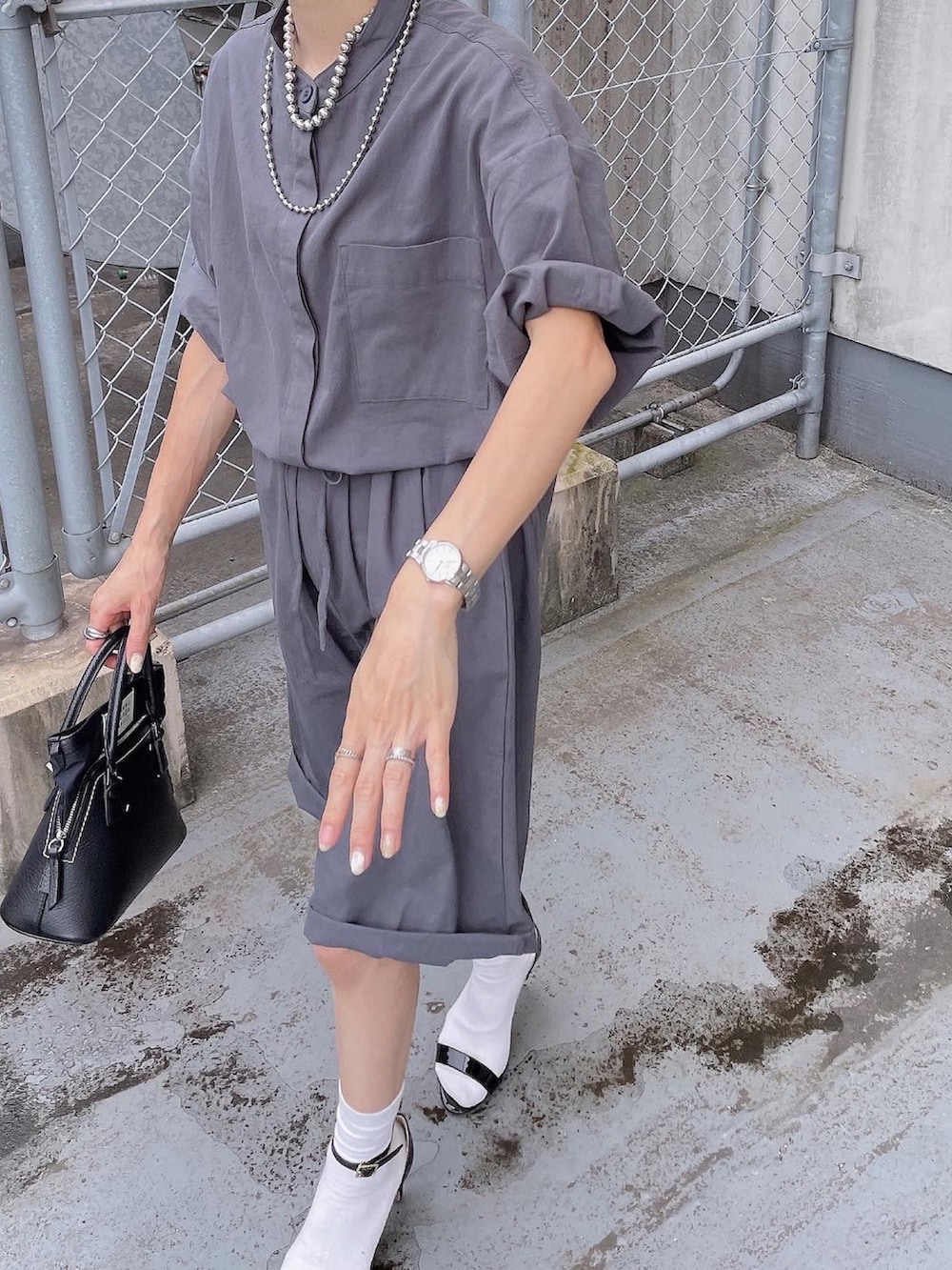 「jumpsuit、ジャンプスーツ、つなぎ、コンビネゾン、サンダルに靴下、モノトーン、詳細はInstagram、大人カジュアル、ハーフパンツ」｜「MERLOTのコットンジャンプスーツ（つなぎ/オールインワン、グレー系）」を使った、amoriaさん（レディース・152cm）の夏コーディネートの3枚目の写真