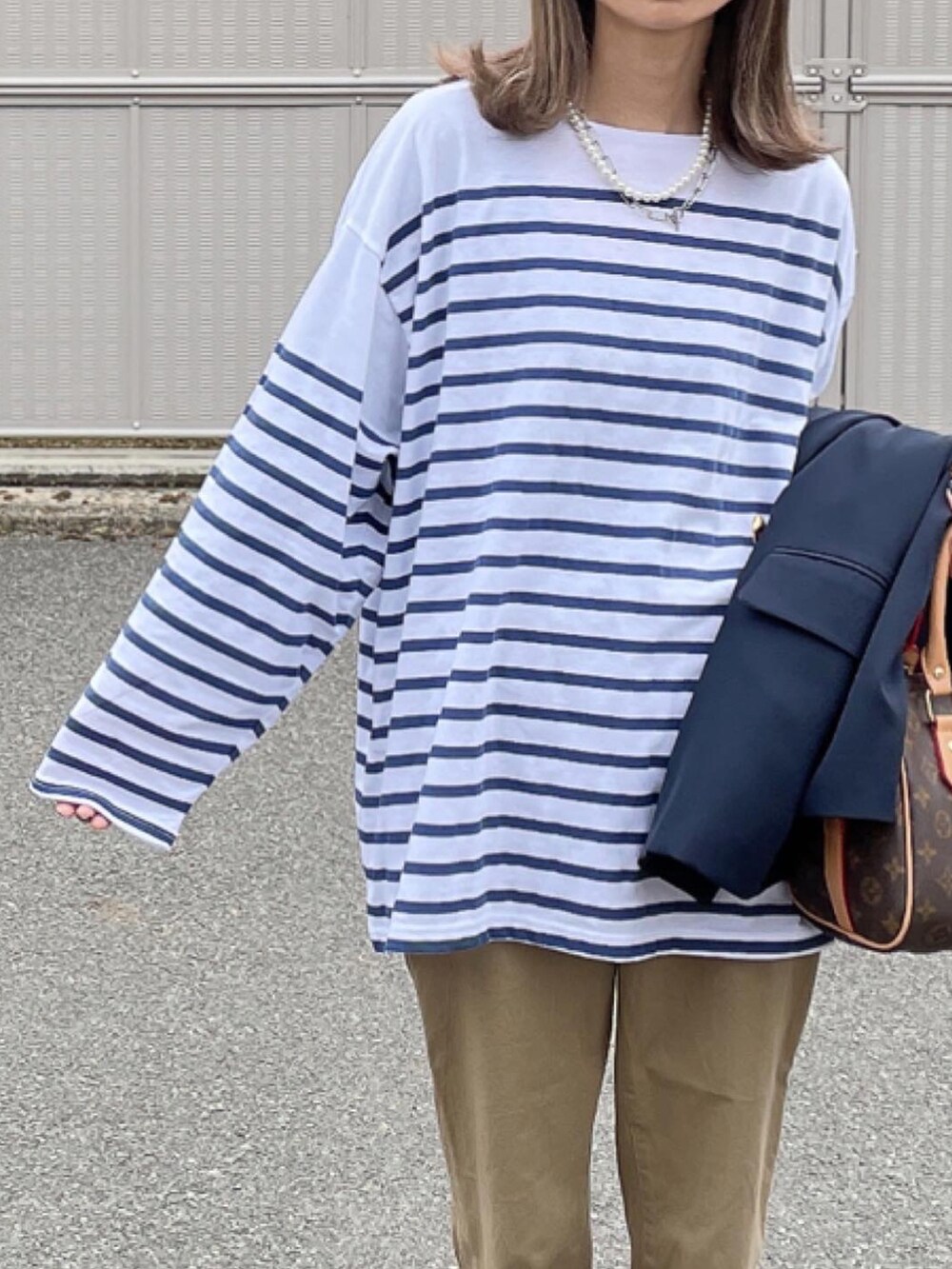 ブルー系のTシャツ/カットソーを着用したレディースの春コーディネートの2枚目の写真