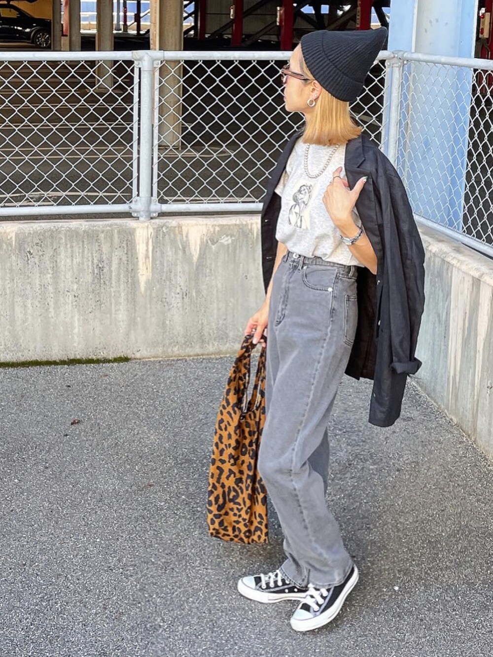 「詳細はInstagram、ジャケットコーデ、モノトーンコーデ、グレーコーデ、プリントT、ブラックデニム、レオパード、ニット帽、低身長コーデ」｜「VENCEのアイテム（デニムパンツ、ブラック系）」を使った、amoriaさん（レディース・152cm）の夏コーディネートの2枚目の写真