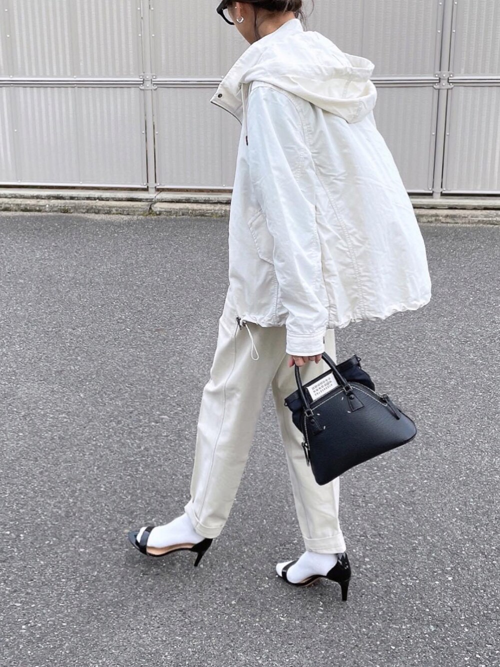 ホワイト系のその他パンツ、ホワイト系のマウンテンパーカーを着用したレディースの春コーディネートの3枚目の写真