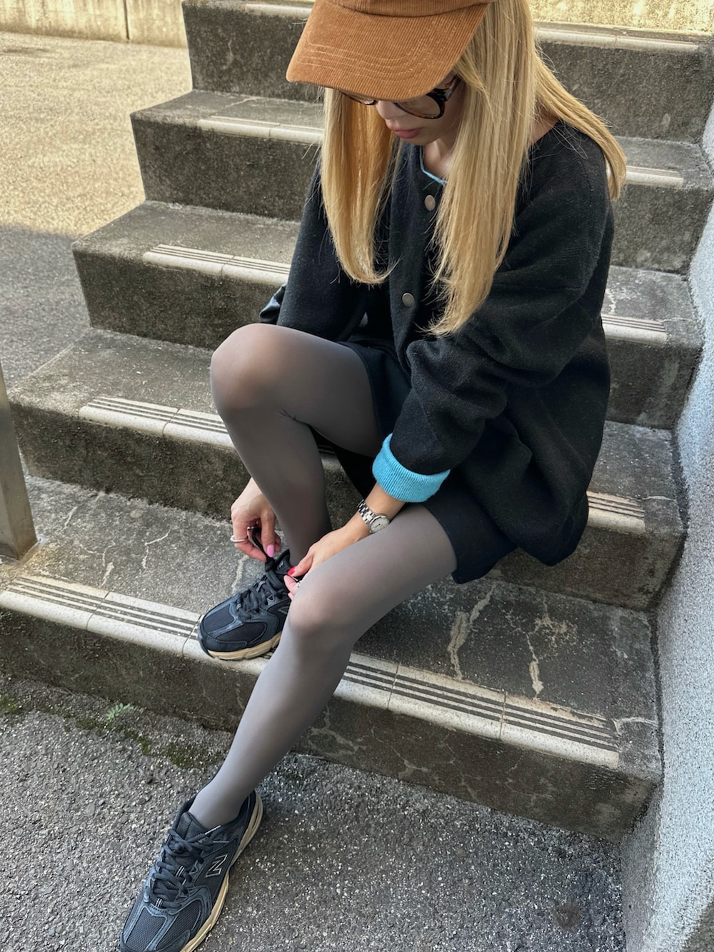 ブラック系のカーディガン/ボレロを着用したレディースの秋コーディネートの2枚目の写真