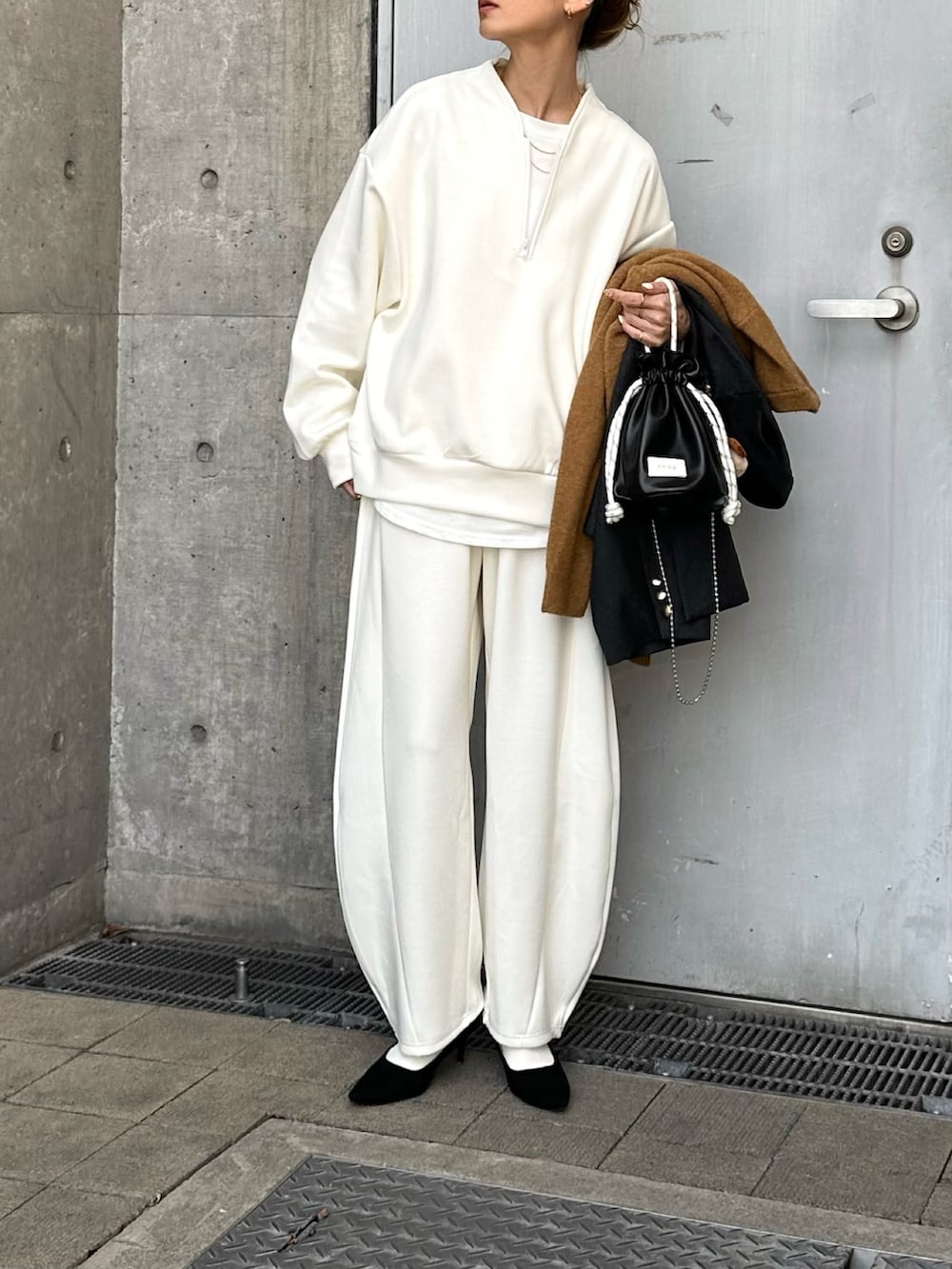 ホワイト系のセットアップを着用したレディースの春コーディネートの5枚目の写真