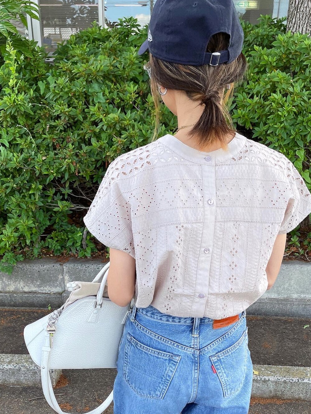 グレー系のシャツ/ブラウスを着用したレディースの春コーディネートの3枚目の写真