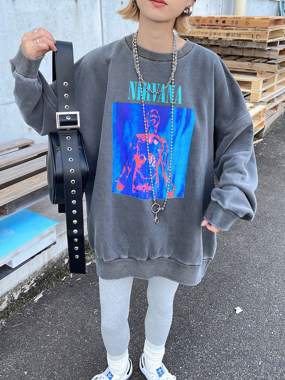 ブラック系のスウェットを着用したレディースの秋コーディネートの2枚目の写真