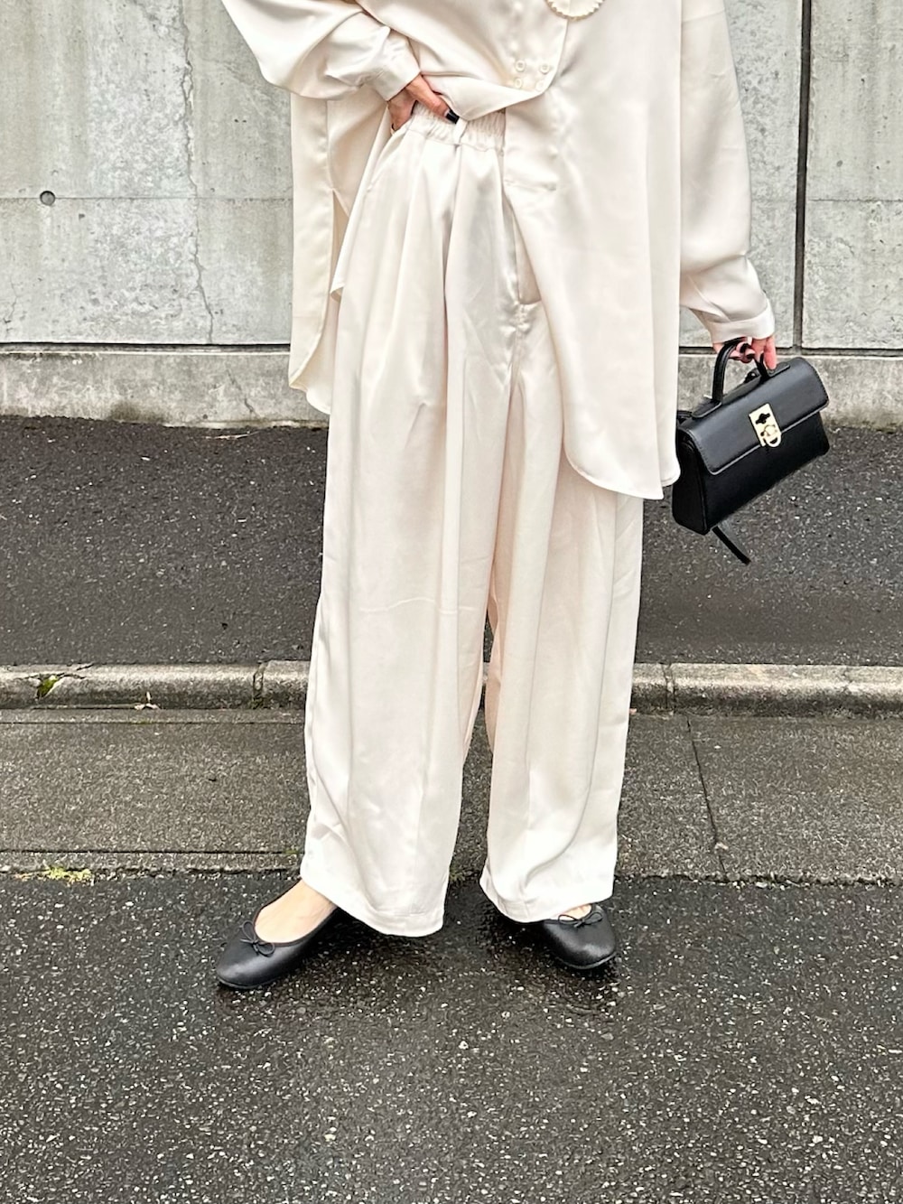 ホワイト系のトップス、ホワイト系のシャツ/ブラウス、ホワイト系のその他パンツを着用したレディースの秋コーディネートの5枚目の写真