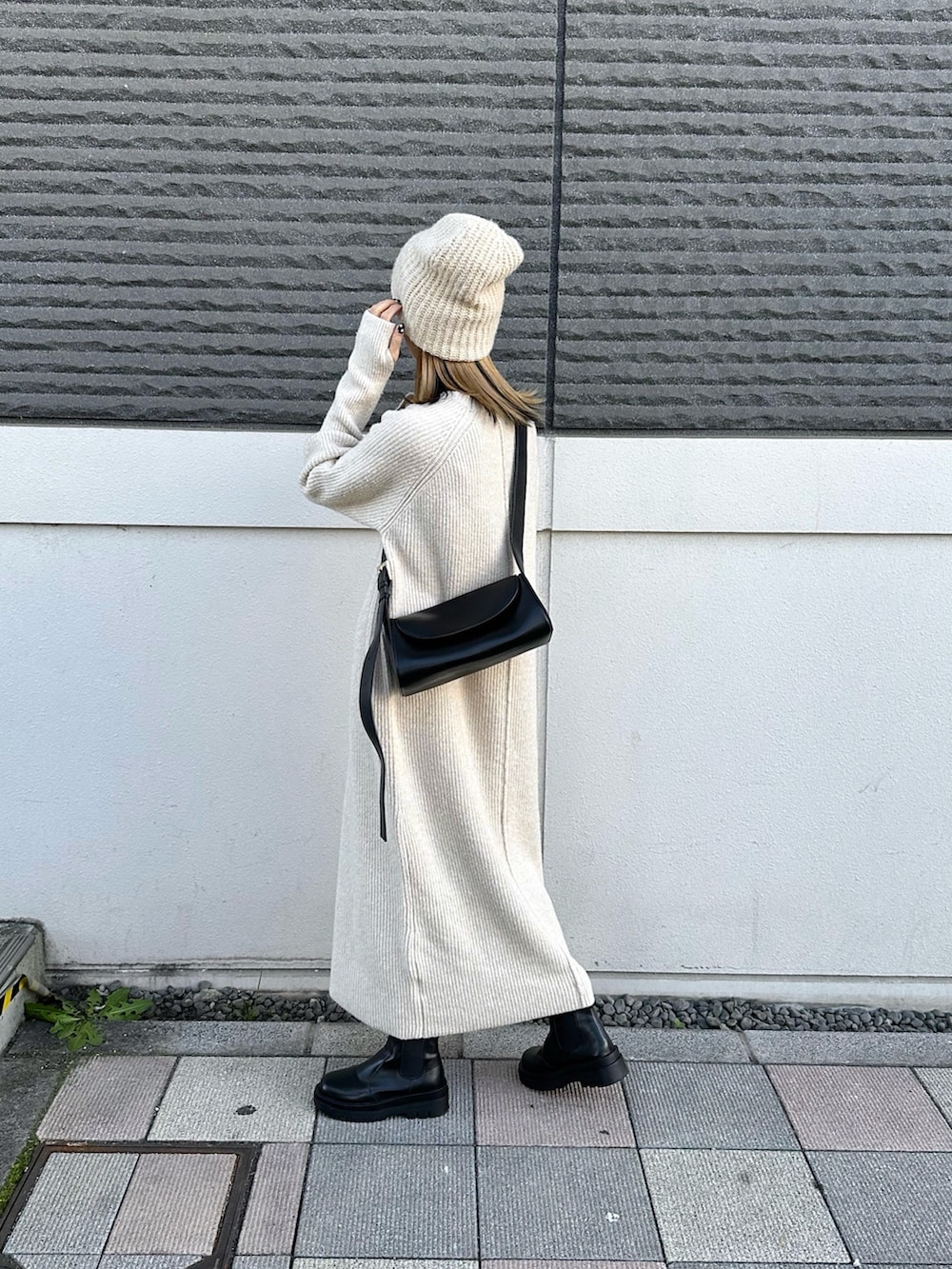 ベージュ系のワンピース、ベージュ系のニットキャップ/ビーニーを着用したレディースの秋コーディネートの3枚目の写真