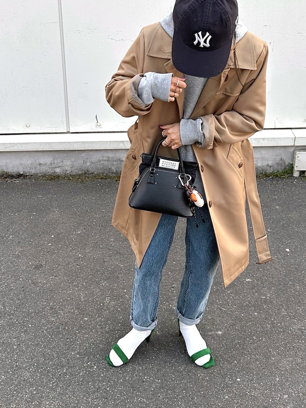 ブルー系のキャップを着用したレディースの冬コーディネートの2枚目の写真