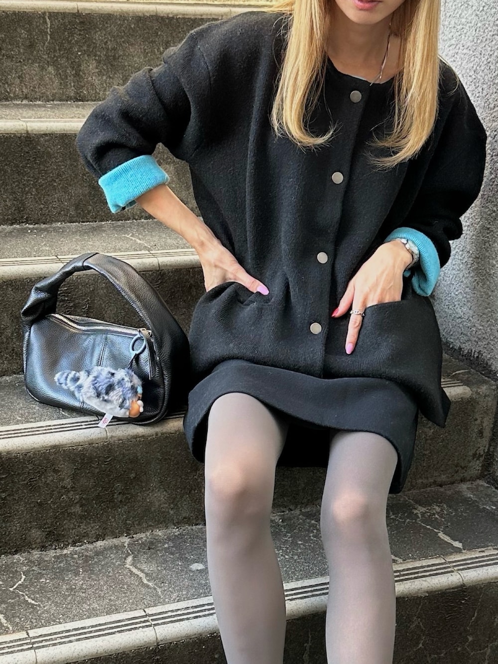 ブラック系のカーディガン/ボレロを着用したレディースの秋コーディネートの4枚目の写真