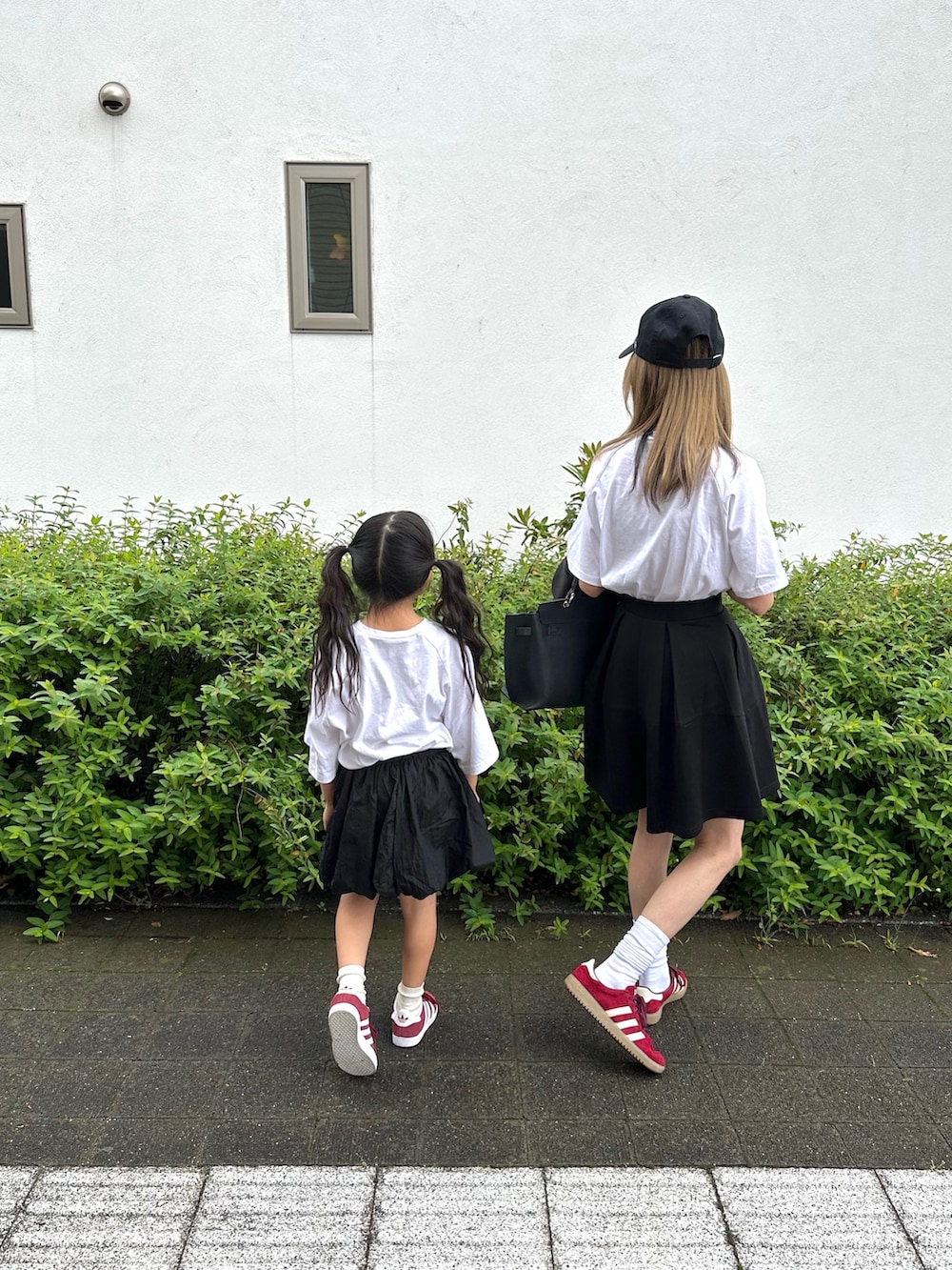 ブラック系のその他パンツ、ホワイト系のTシャツ/カットソーを着用したレディースの春コーディネートの5枚目の写真