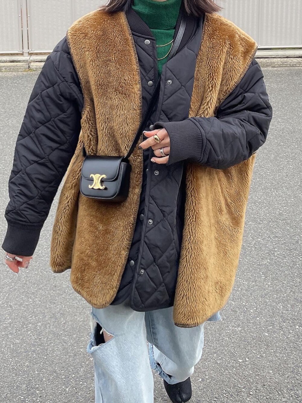 ブラック系のブルゾンを着用したレディースの冬コーディネートの4枚目の写真