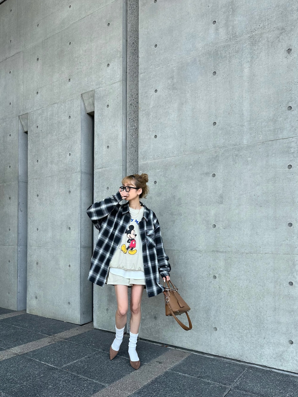 ブラウン系のバッグを着用したレディースの春コーディネートの3枚目の写真