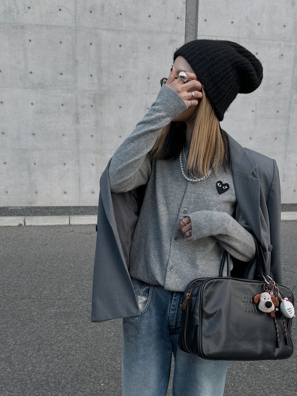 ブルー系のデニムパンツ、ベージュ系のニットキャップ/ビーニーを着用したレディースの冬コーディネートの2枚目の写真