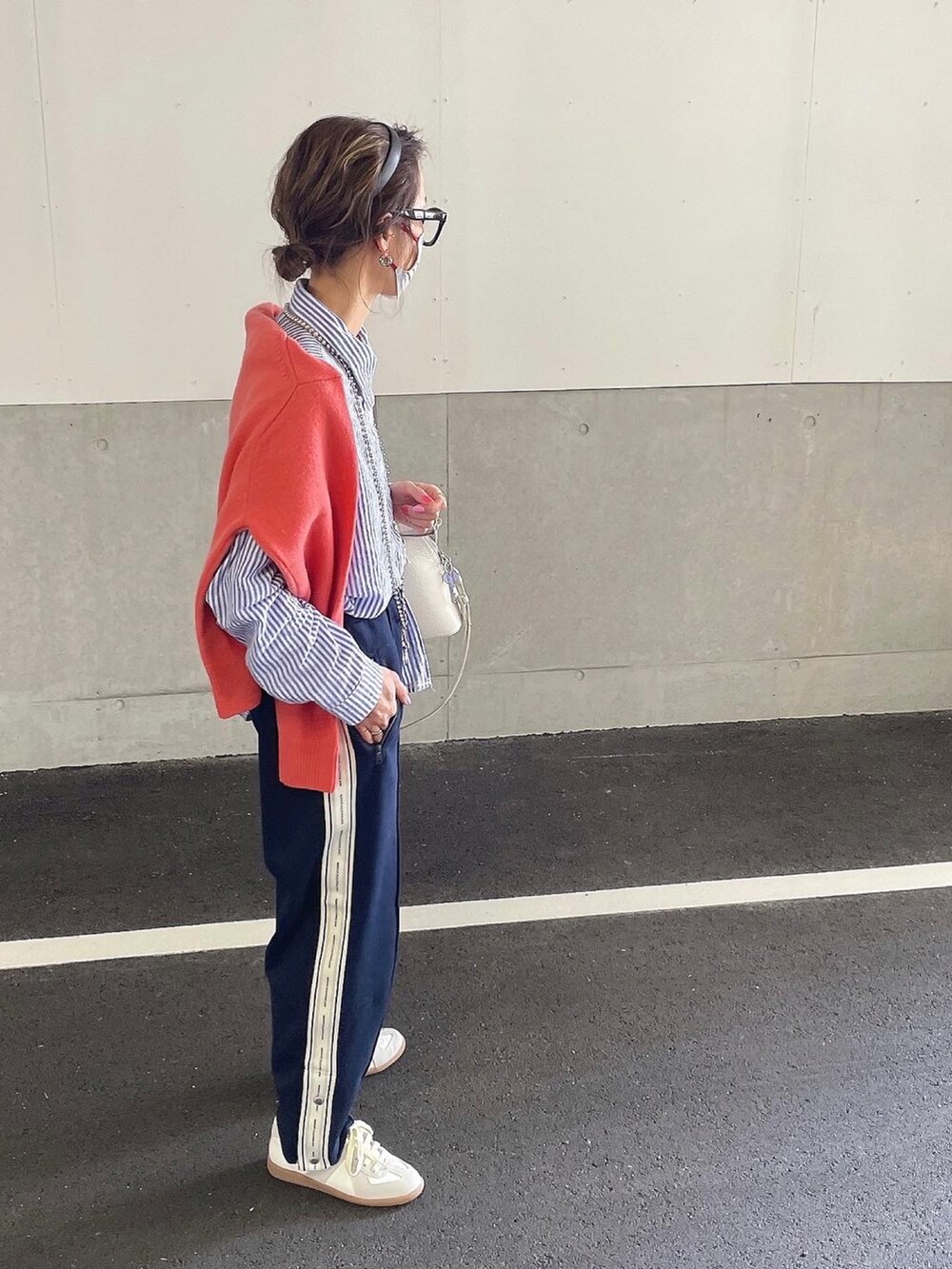 ホワイト系のスニーカーを着用したレディースの春コーディネートの2枚目の写真