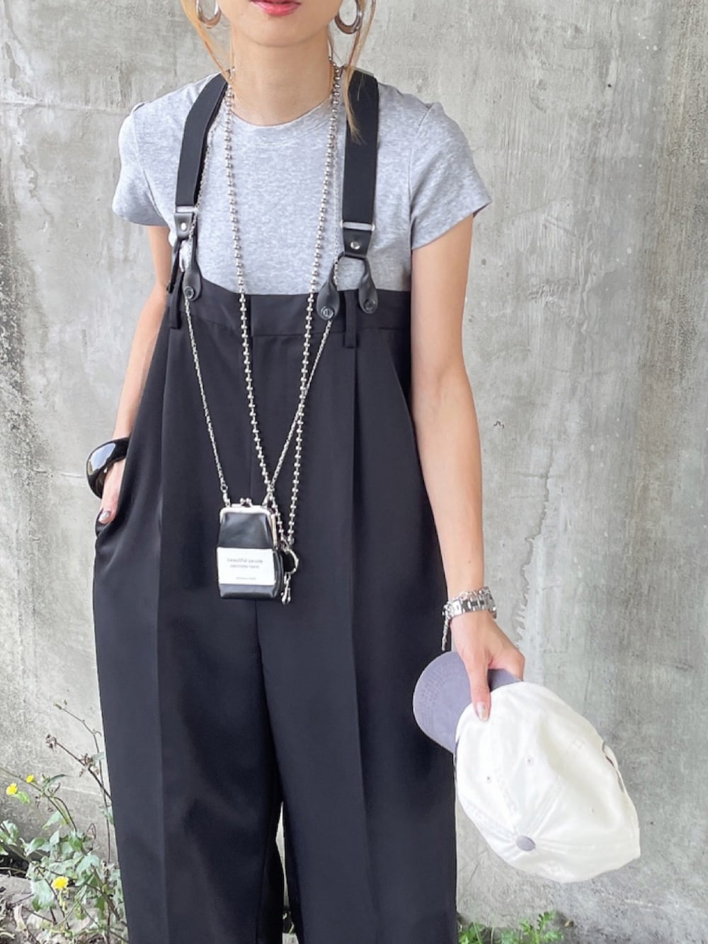 ブラック系のオールインワン・サロペット、ブラック系の財布を着用したレディースの夏コーディネートの2枚目の写真