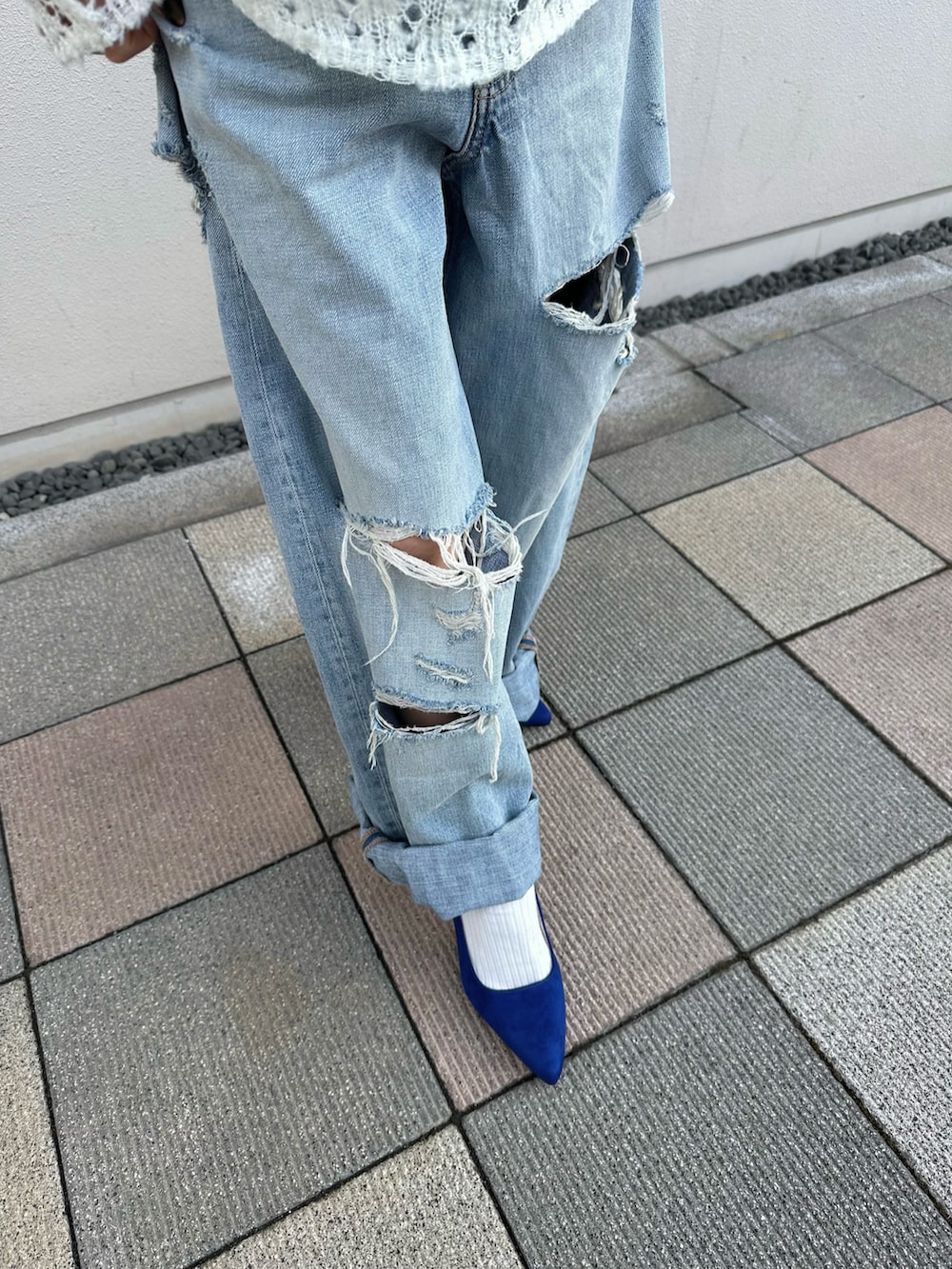 ブラック系のパンプスを着用したレディースの冬コーディネートの4枚目の写真