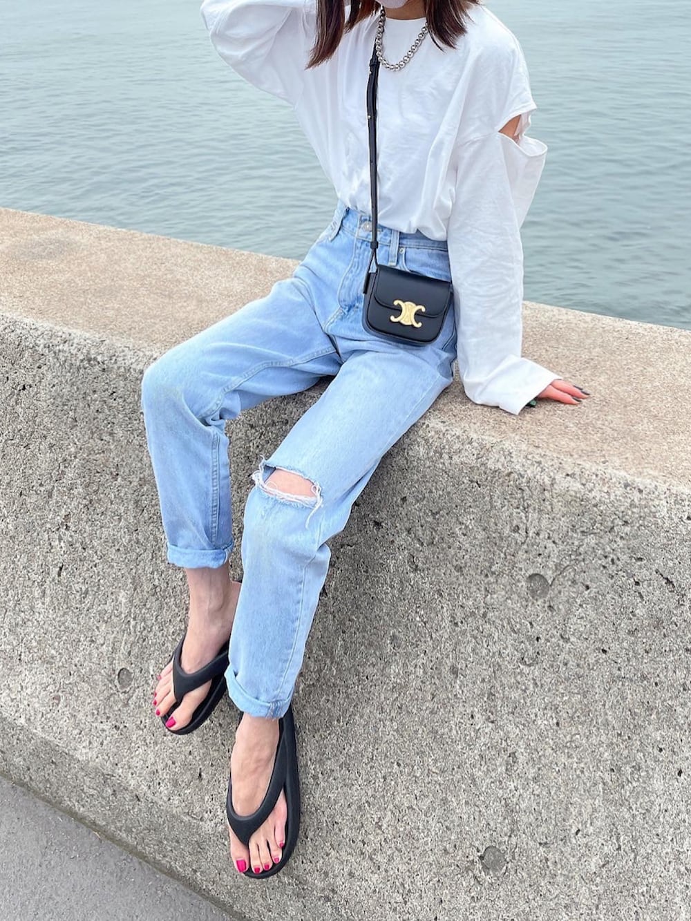 ブラック系のサンダルを着用したレディースの春コーディネートの2枚目の写真