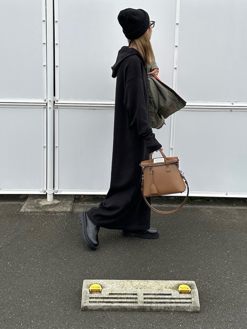 「ニットワンピース、フーディーワンピース、ブラックワンピース、MA-1、ニット帽、詳細はInstagram」｜「CIAOPANIC TYPYの∴【ユニセックス】2WAYボリュームスリーブMA‐1（MA-1、グリーン系）」を使った、amoriaさん（レディース・152cm）の秋コーディネートの4枚目の写真