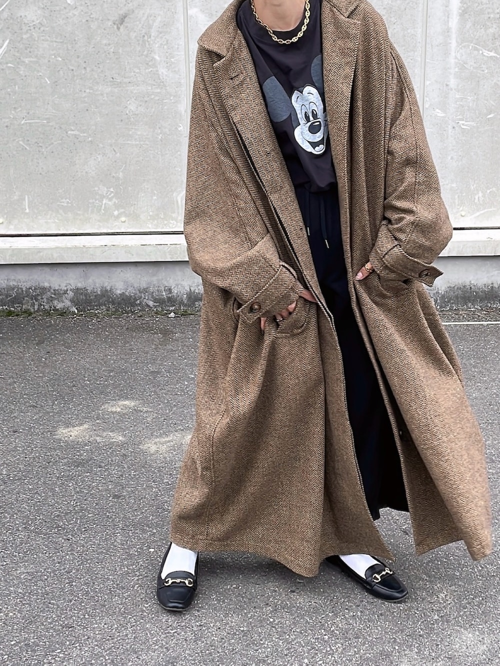 ベージュ系のステンカラーコートを着用したレディースの秋コーディネートの2枚目の写真