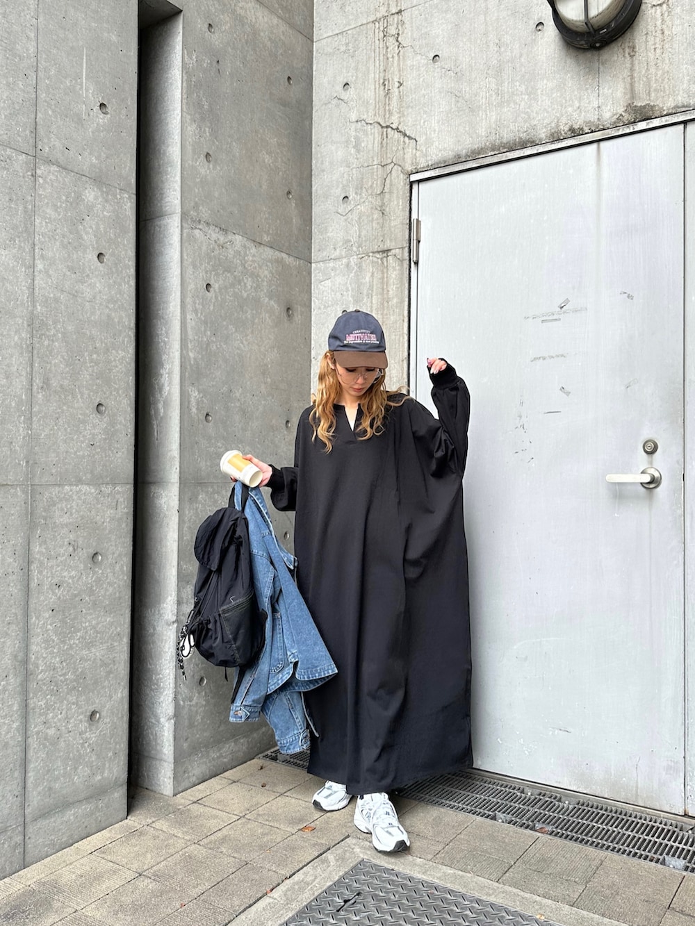 ブルー系のデニムジャケット、ブラック系のワンピースを着用したレディースの冬コーディネートの4枚目の写真