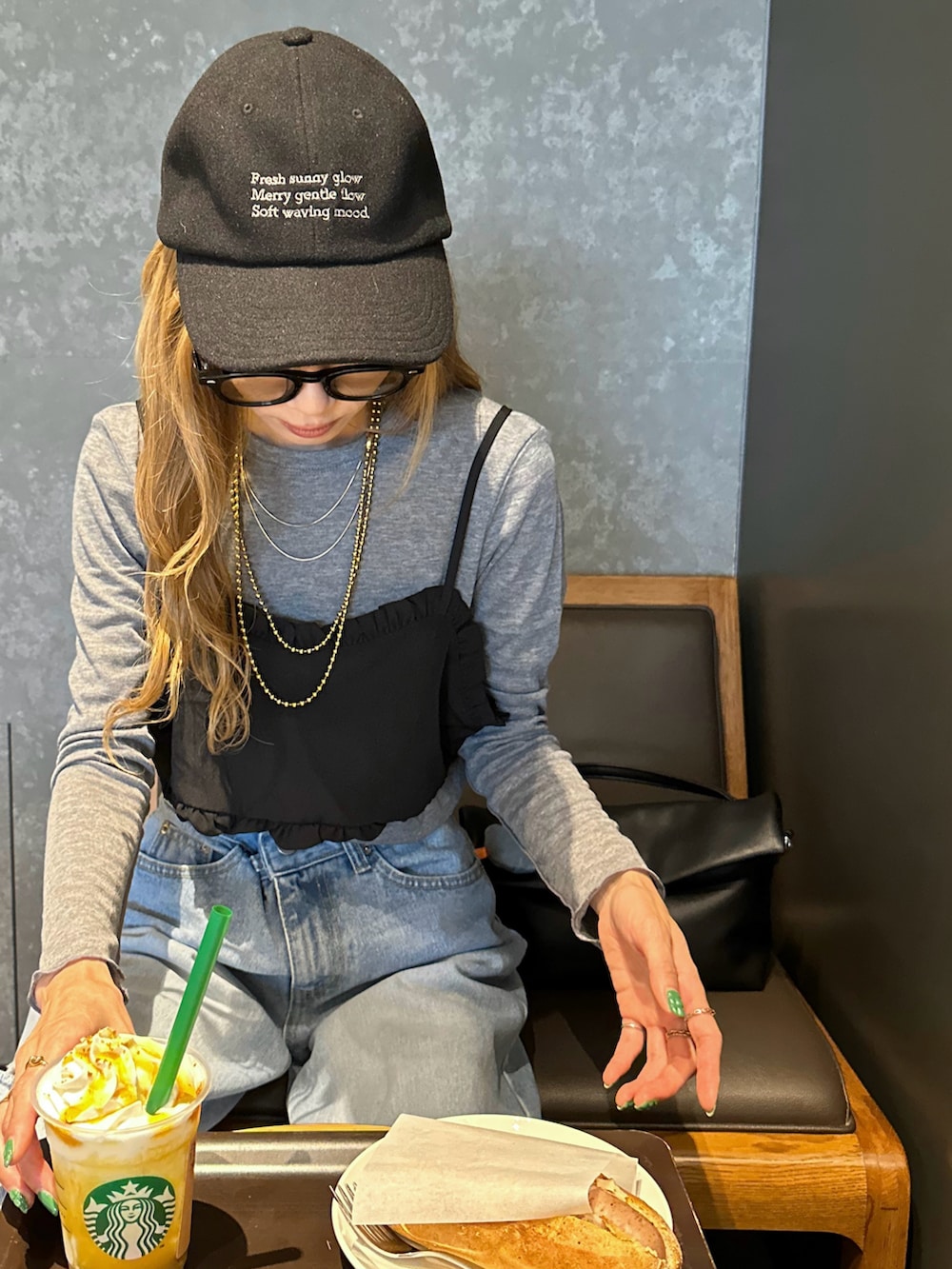 ブラック系のキャミソールを着用したレディースの秋コーディネートの4枚目の写真