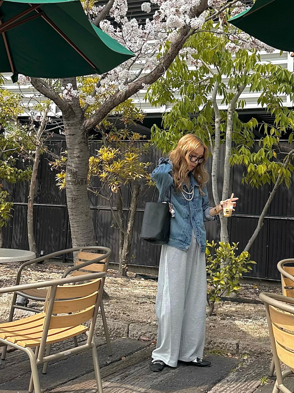 ブルー系のデニムジャケットを着用したレディースの春コーディネートの4枚目の写真