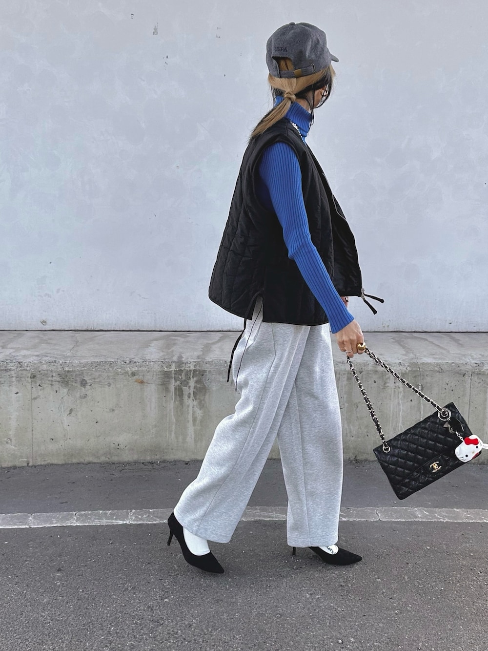 ブラック系のダウンジャケット/コートを着用したレディースの秋コーディネートの5枚目の写真