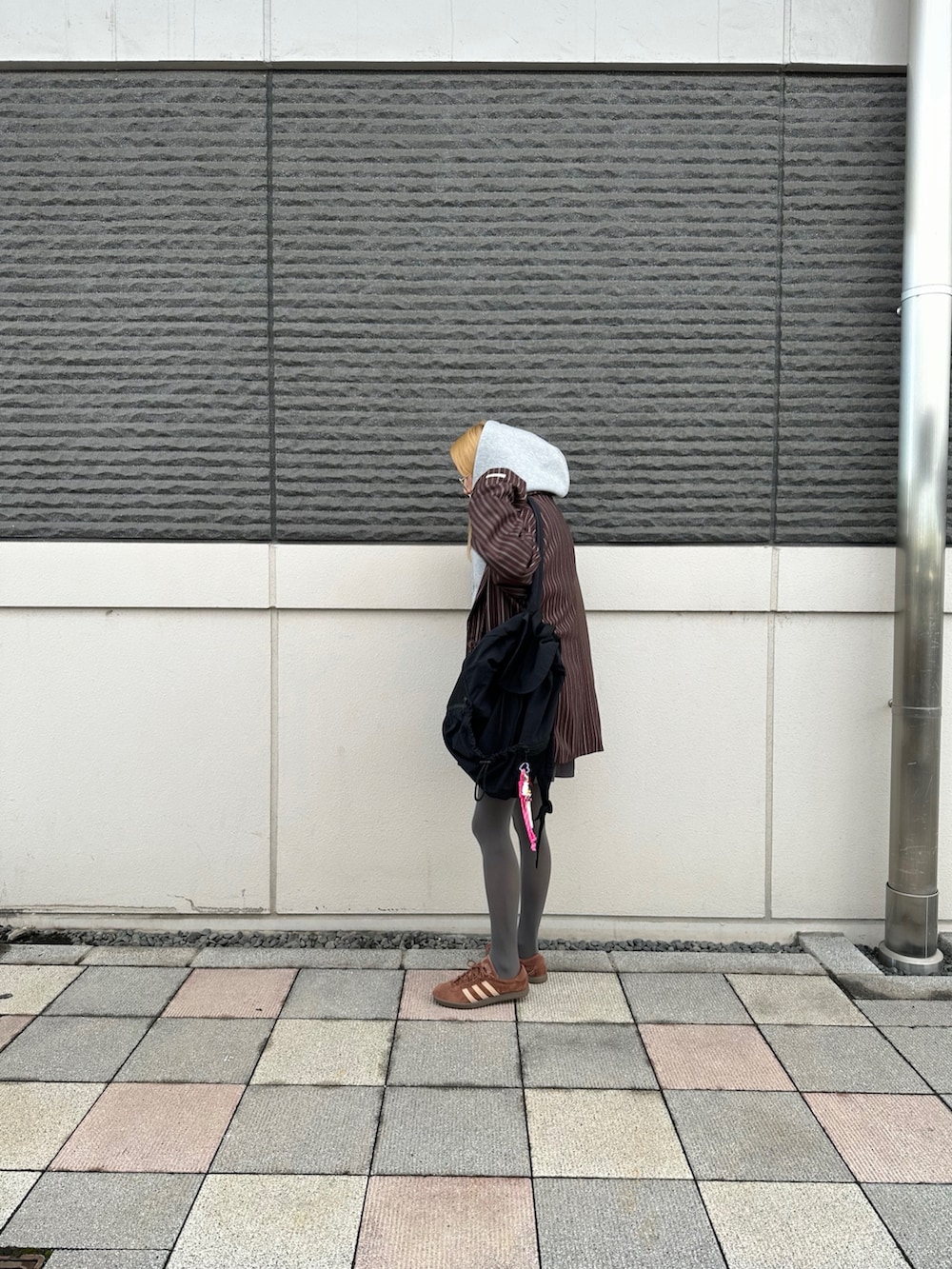 ブラウン系のテーラードジャケット、グレー系のパーカーを着用したレディースの秋コーディネートの3枚目の写真