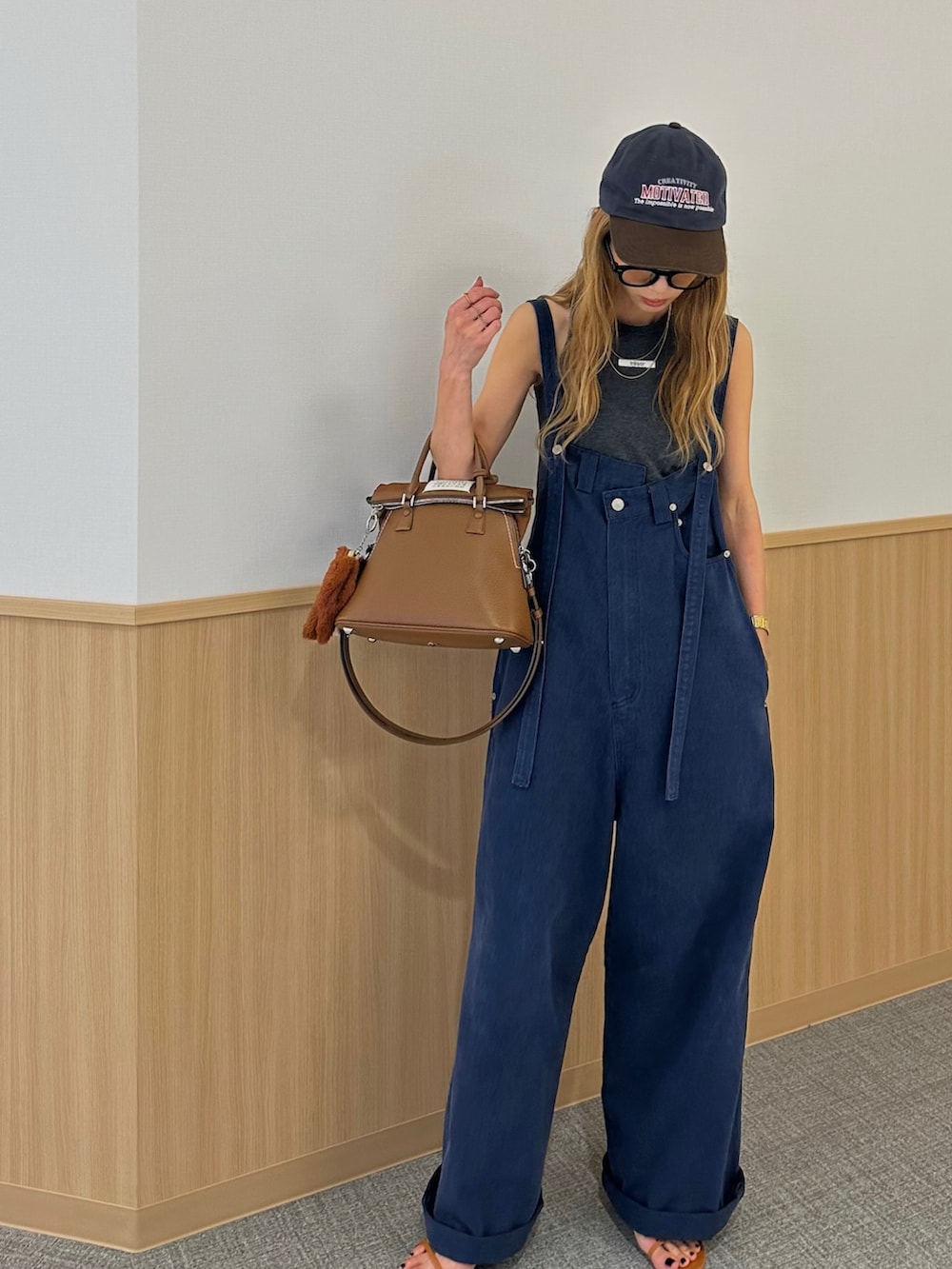 ブラウン系のバッグを着用したレディースの夏コーディネートの2枚目の写真
