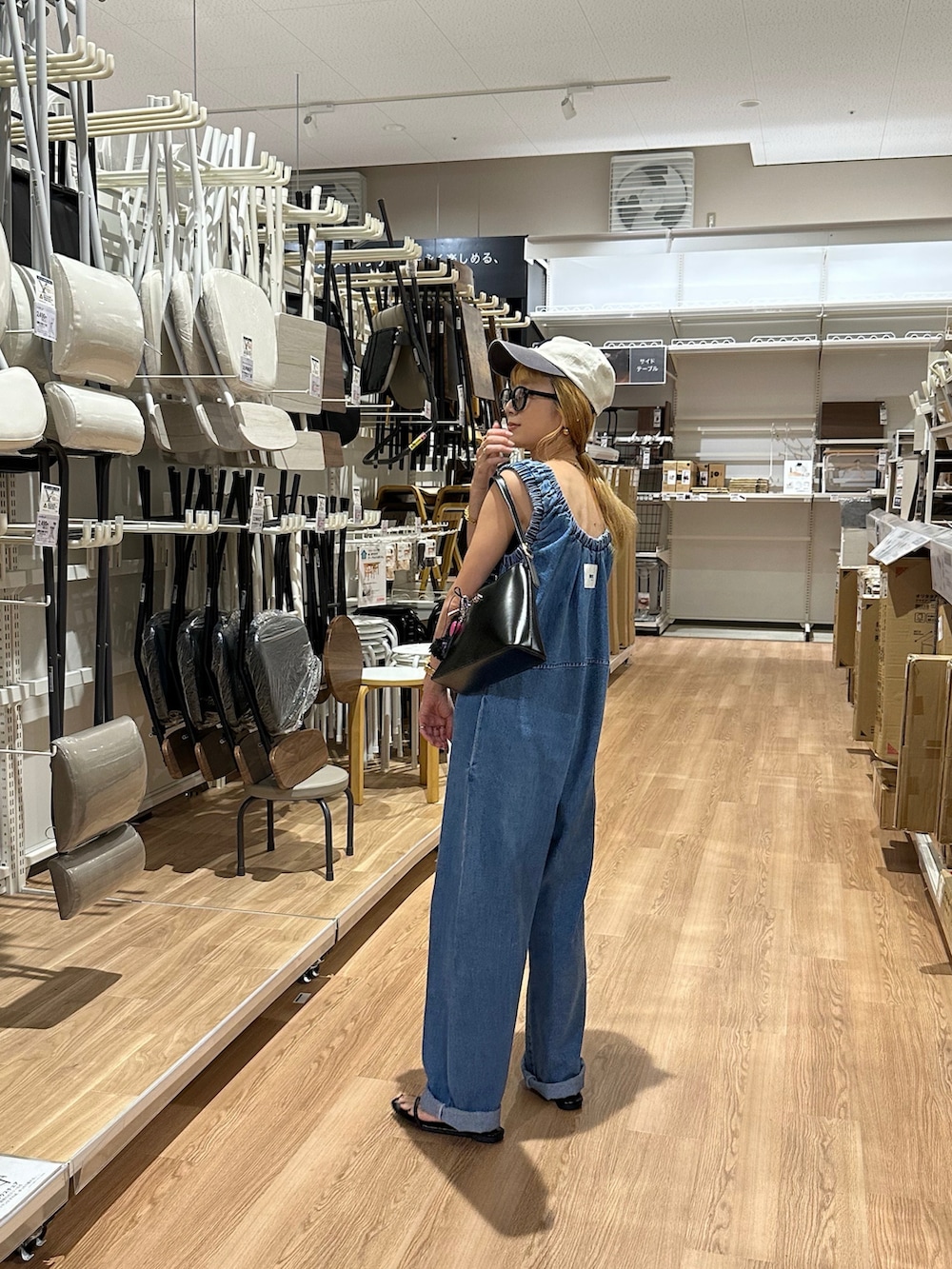 ブラック系のハンドバッグを着用したレディースの夏コーディネートの3枚目の写真