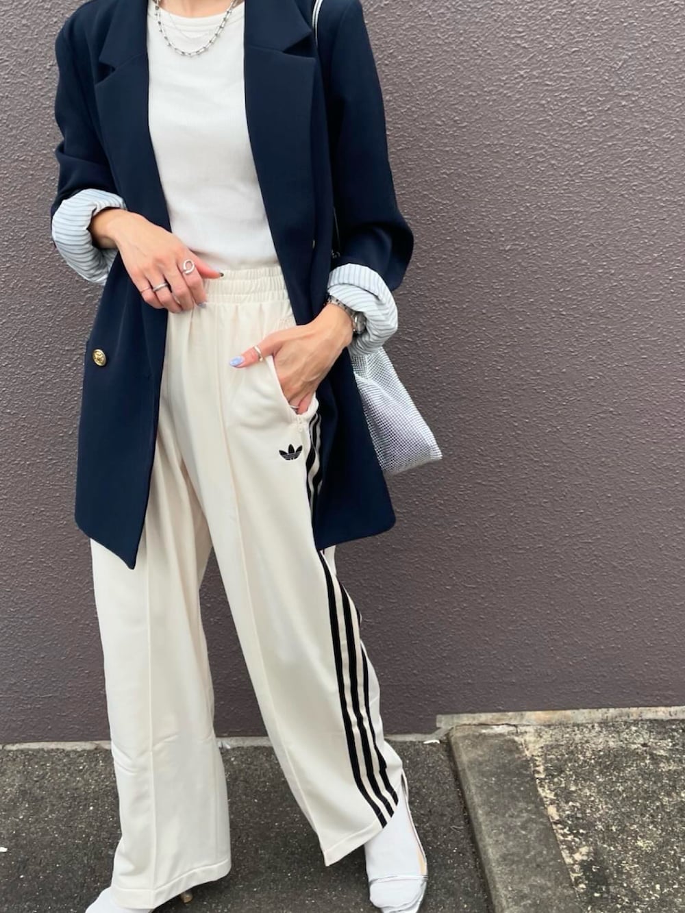 「adidas originals、トラックパンツ、ラインパンツ、ジャケット、詳細はInstagram、春ファッション」｜「FREAK'S STOREのadidas/アディダス 限定展開　BB TRACKPANT / ベッケンバウアー トラックパンツ（その他パンツ、ホワイト系）」を使った、amoriaさん（レディース・152cm）の春コーディネートの2枚目の写真