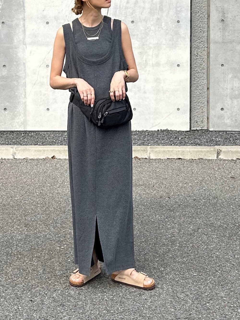 ベージュ系のサンダル、ブラウン系のキャップを着用したレディースの夏コーディネートの2枚目の写真