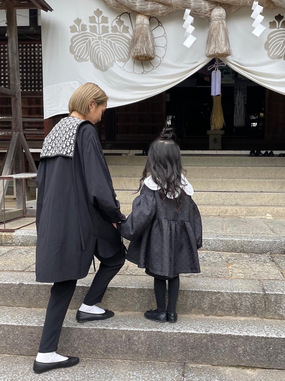 ブラック系のブルゾン、ピンク系のシャツ/ブラウスを着用したレディースの秋コーディネートの2枚目の写真