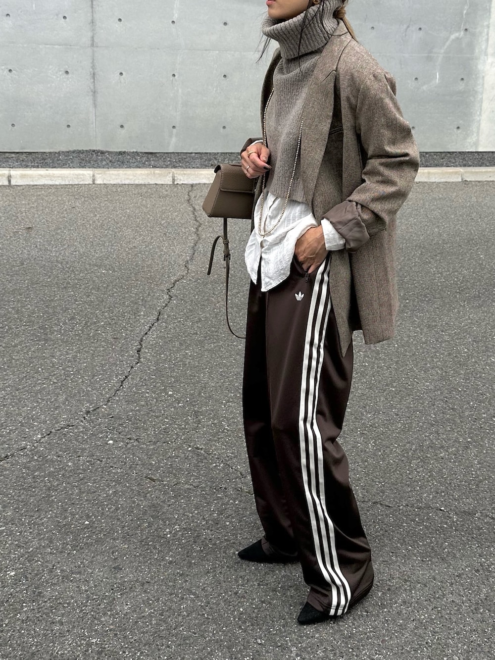 ブラウン系のその他パンツ、ブラウン系のテーラードジャケットを着用したレディースの秋コーディネートの3枚目の写真