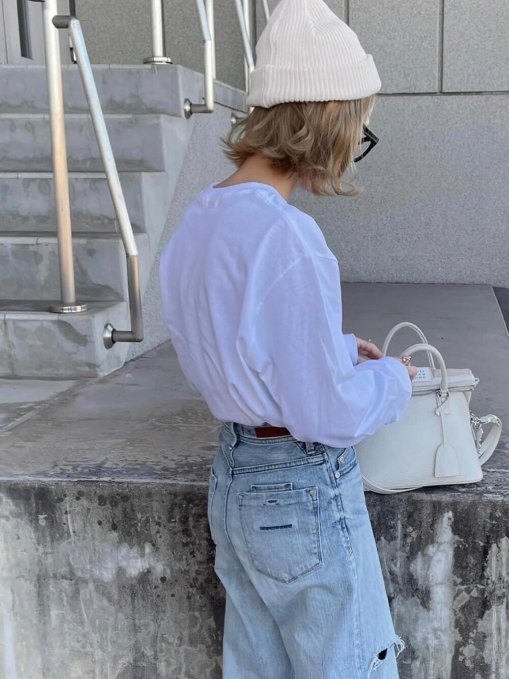 ホワイト系のTシャツ/カットソーを着用したレディースの春コーディネートの3枚目の写真