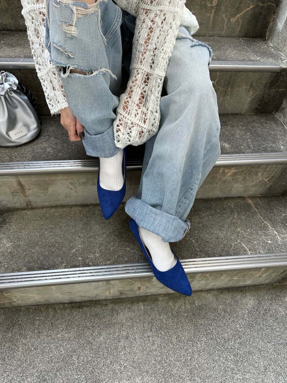 ブラック系のパンプスを着用したレディースの冬コーディネートの3枚目の写真