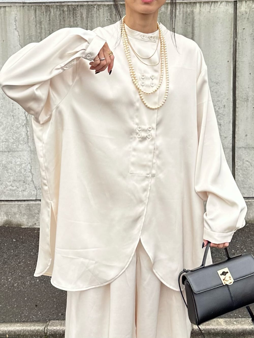 ホワイト系のトップス、ホワイト系のシャツ/ブラウス、ホワイト系のその他パンツを着用したレディースの秋コーディネートの3枚目の写真