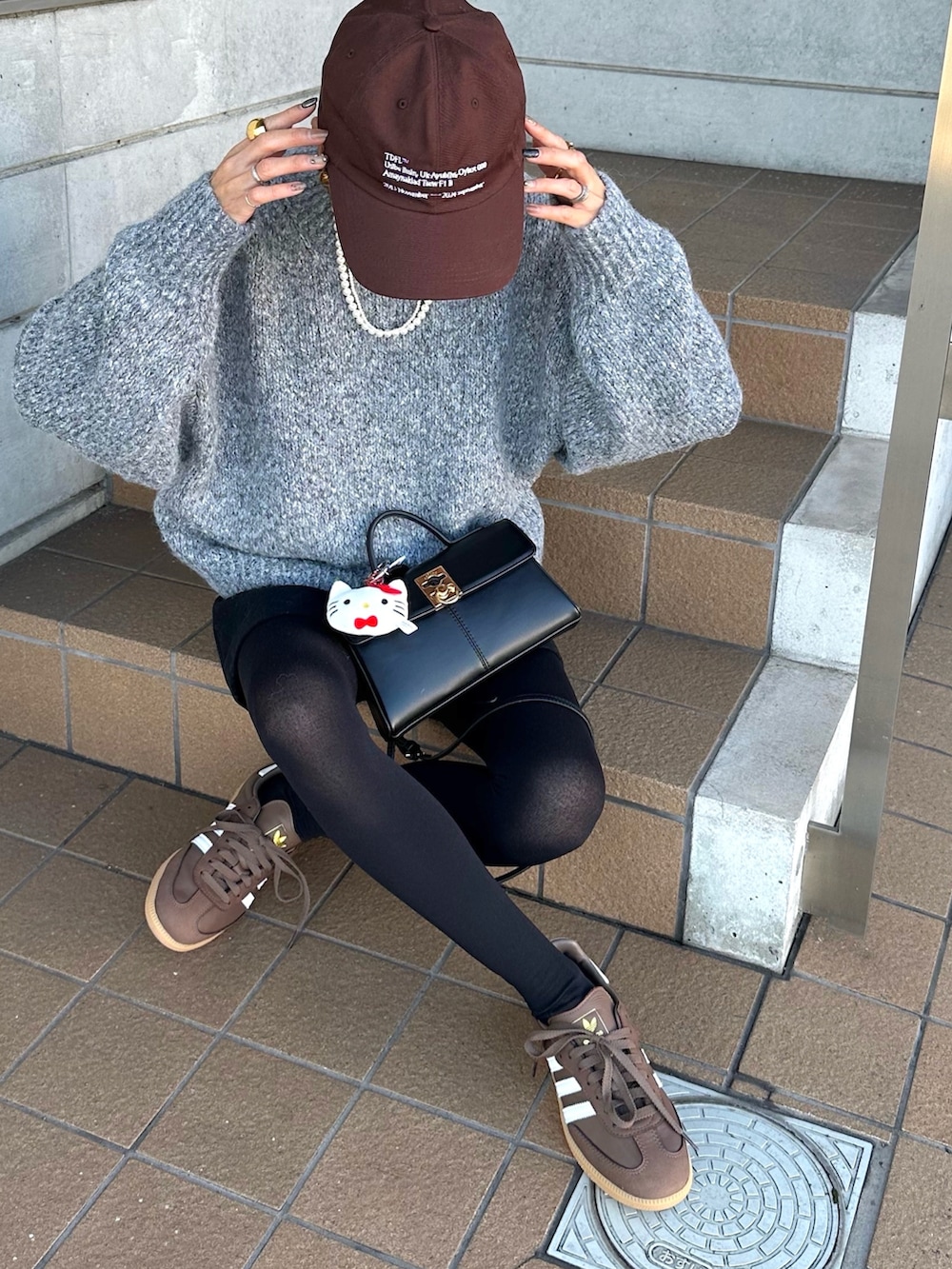 「モヘアニット、ミニスカート、モノトーンコーデ、タイツコーデ、タイツ×スニーカー、ニット、詳細はInstagram」｜「Ungridのカラーモヘア混ルーズニット（ニット/セーター、ホワイト系）」を使った、amoriaさん（レディース・152cm）の秋コーディネートの2枚目の写真