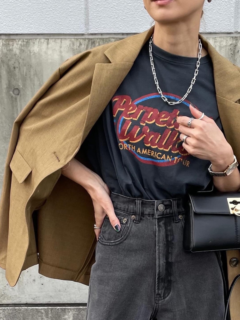 グレー系のTシャツ/カットソー、ブラウン系のテーラードジャケットを着用したレディースの春コーディネートの2枚目の写真