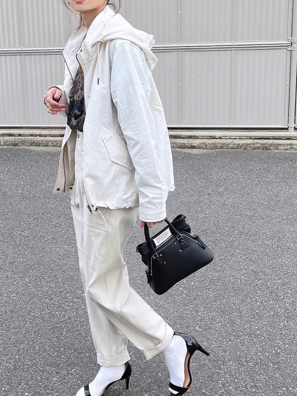 ホワイト系のその他パンツ、ホワイト系のマウンテンパーカーを着用したレディースの春コーディネートの2枚目の写真