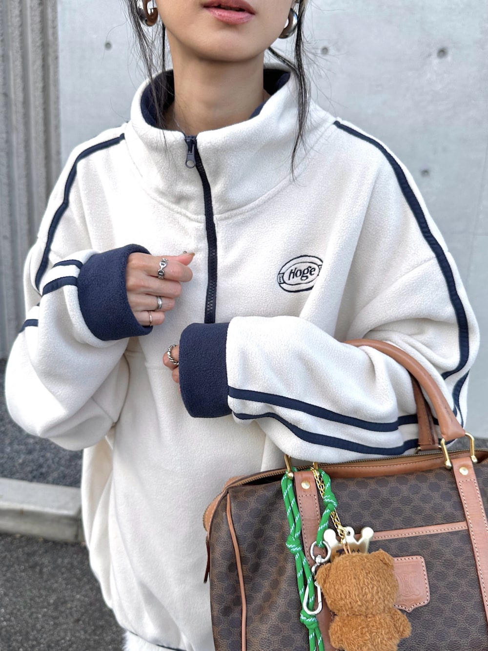 ベージュ系のスウェット、ホワイト系のスカート、ブラウン系のキャップを着用したレディースの秋コーディネートの3枚目の写真