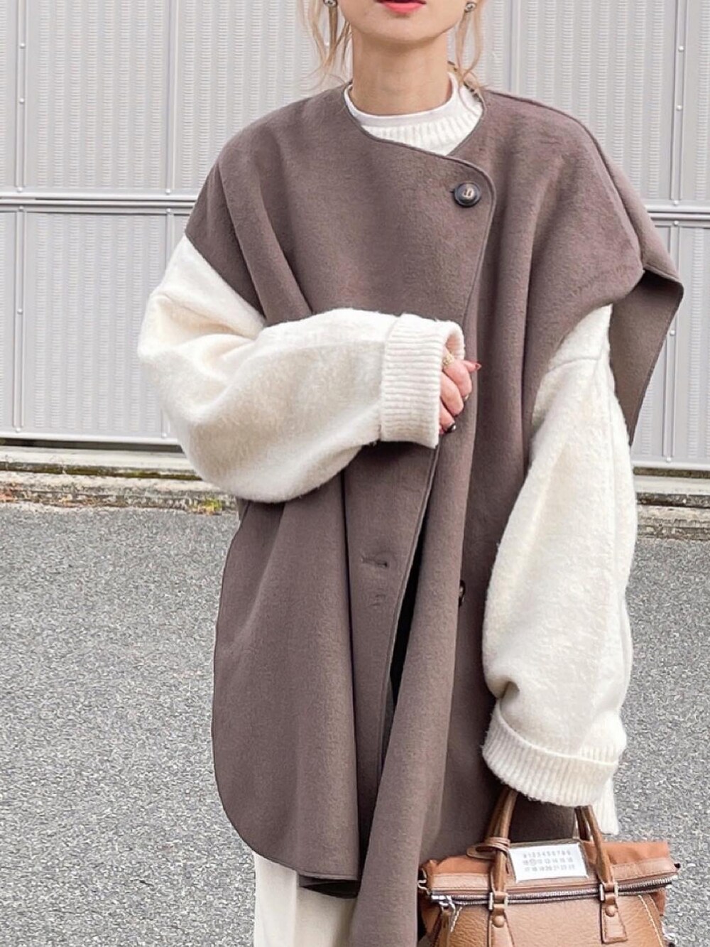 「ポンチョ、詳細はInstagram、白ニット、白パンツ、ワントーンコーデ、ローファー、お洒落さんとつながりたい、ベスト、Maison Margiela、大人カジュアル、ニットコーデ、低身長コーデ」｜「DONOBANのWフェイスポンチョ（ポンチョ、ブラウン系）」を使った、amoriaさん（レディース・152cm）の冬コーディネートの2枚目の写真