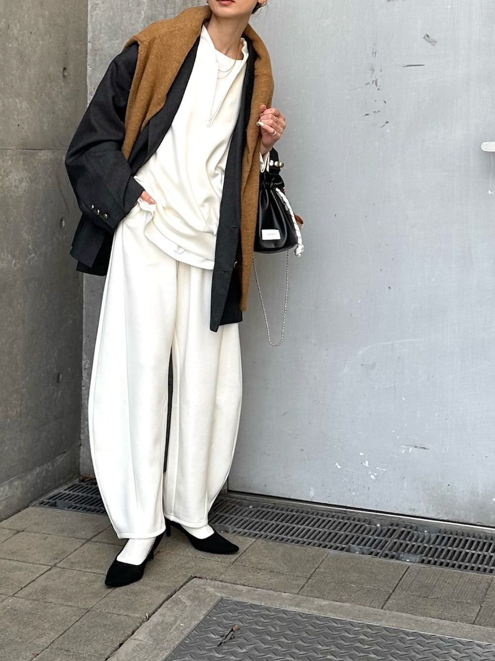 ホワイト系のセットアップを着用したレディースの春コーディネートの4枚目の写真