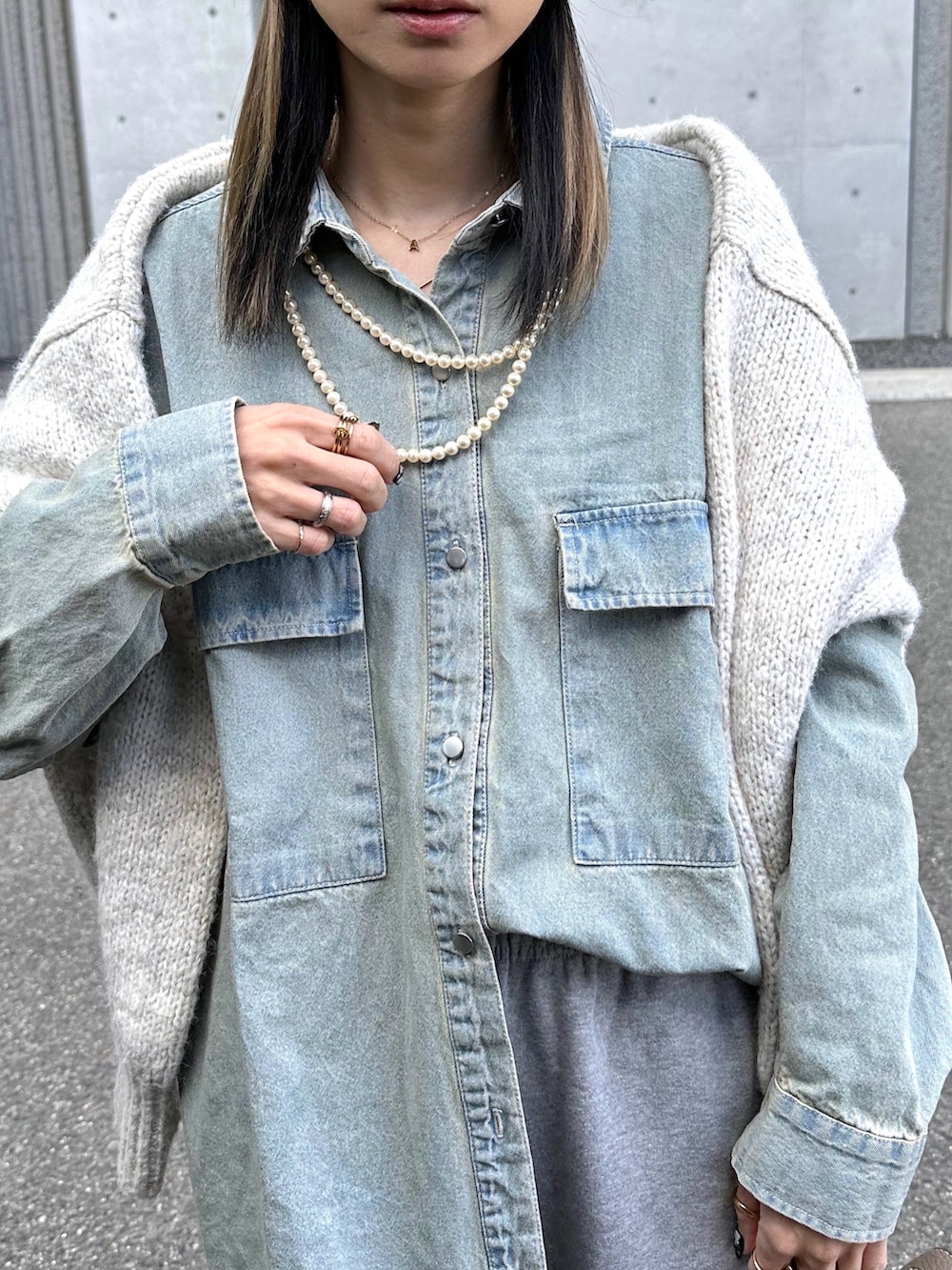 ベージュ系のサンダル、ベージュ系のニットキャップ/ビーニーを着用したレディースの冬コーディネートの4枚目の写真