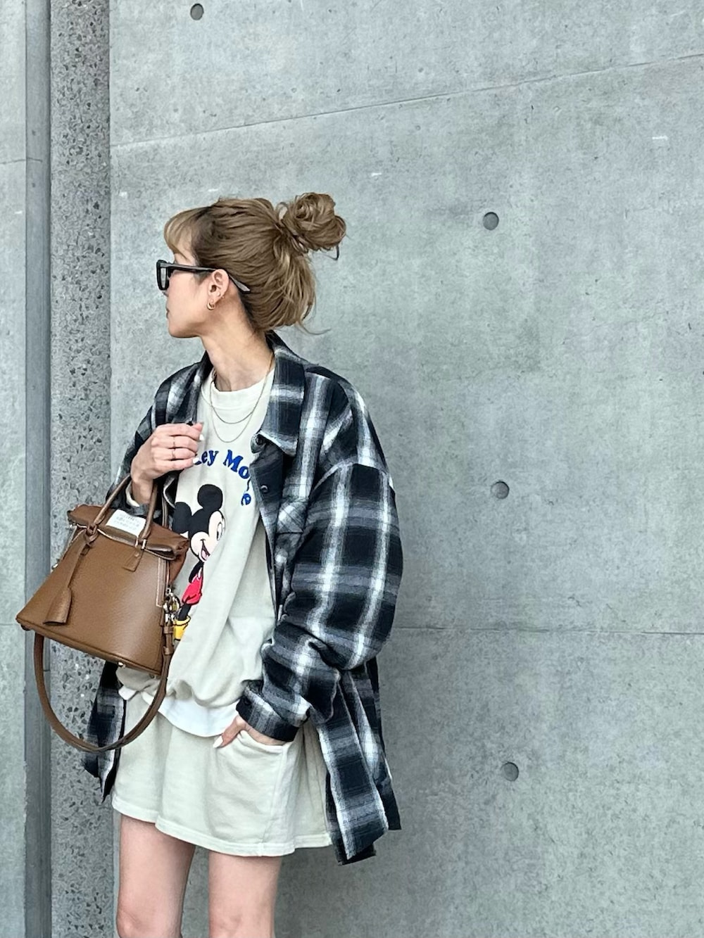 ブラウン系のバッグを着用したレディースの春コーディネートの5枚目の写真