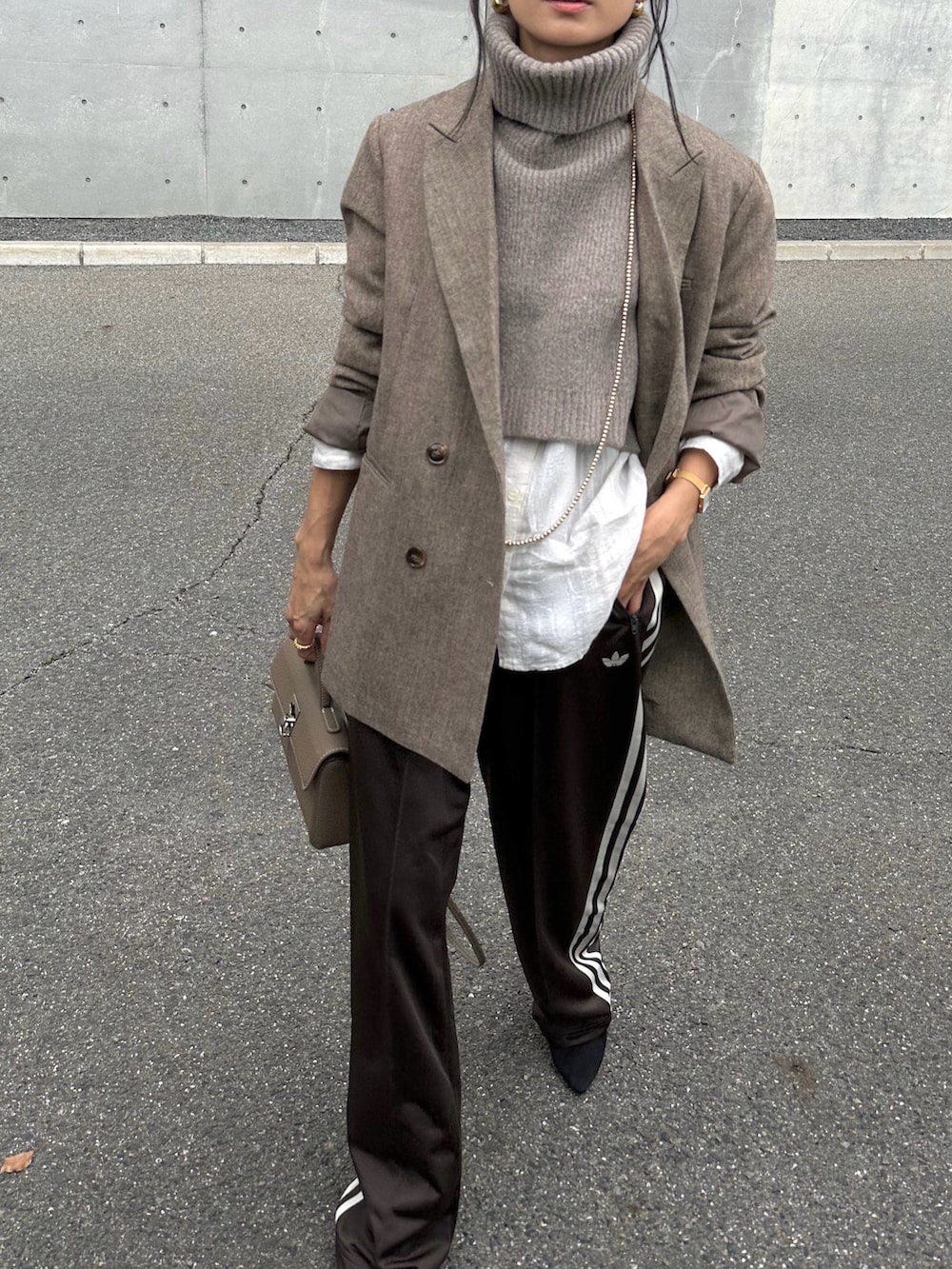 ブラウン系のその他パンツ、ブラウン系のテーラードジャケットを着用したレディースの秋コーディネートの4枚目の写真